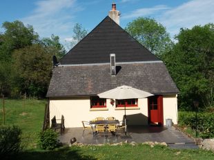 Zonnig terras in het groen.