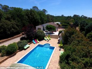 vakantiehuis in Frankrijk te huur: Mas des Pailles is een mooi 4-persoons huis langs het riviertje de Florièye 