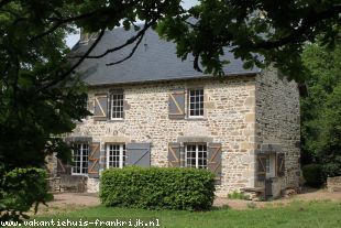Huis in Frankrijk te koop: Ayat sur Sioule – * VERKOCHT *  Prachtig verbouwd herenhuis met boomgaard op 7300 m2 grond. 