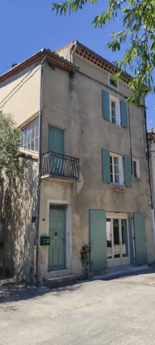 Woning <br>Links van de woning bevindt zich een smal straatje.
