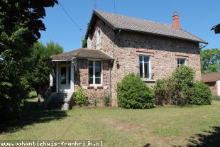 Huis in Frankrijk te koop: St Bonnet – Gezellig dorpshuis aan de rand van het dorp op loopafstand van het bos en het meer van St Bonnet. 