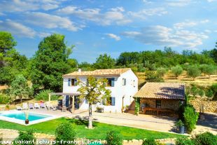 Gelegen in de schilderachtige omgeving van Tourtour, op een steenworp afstand van het charmante dorp, vind je deze prachtige Neo-Provencaalse villa! Gelegen in de schilderachtige omgeving van Tourtour, op een steenworp afstand van het charmante dorp, vind je deze prachtige Neo-Provencaalse villa!