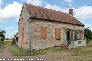 Huis in Frankrijk te koop: Cérilly – Vrijgelegen woonboerderijtje met grote schuur op ruim 8.5 hectare met prachtig uitzicht. ** onder bod** 