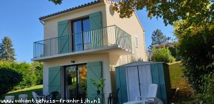 Vakantiehuis: Vrijstaand op Vakantiepark Village le Chat, Permanent wonen, De Veiligheid van een Resort, Snel Internet/WiFi, Privacy, 18 Holes golfbaan, Zwembad te koop in Charente (Frankrijk)