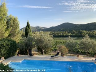 vakantiehuis in Frankrijk te huur: Luxe vrijstaande, gelijkvloerse, villa, voor 6 personen met prive zwembad en magnifiek uitzicht, aan de voet van de Mont Ventoux, in de Provence. 