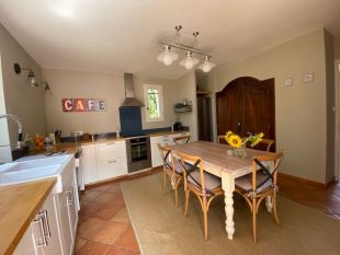 keuken met antieke kast