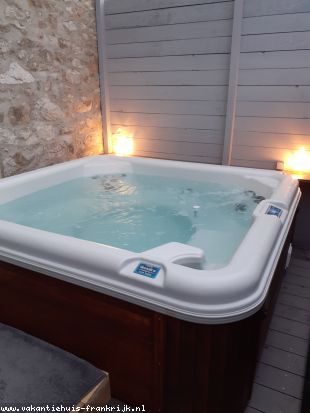 Vakantiehuis: Gite Pure,een oase van rust,volledig omheind terras,met jacuzzi en prachtig uitzicht te huur in Nievre (Frankrijk)