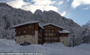 Vakantiehuis: Ons appartement met garage ligt op loopafstand van de skilift die toegang geeft tot 650km piste. te huur in Haute Savoie (Frankrijk)