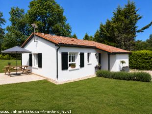 Ruim vakantiehuis op Village le Chat. Mooi vrij uitzicht, Hond is gratis welkom. NU MET EXTRA (VOEGBOEK)KORTING VOOR 2027!