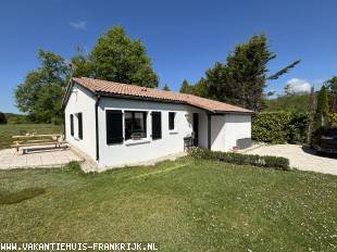 Ruim vakantiehuis op Village le Chat. Mooi vrij uitzicht, Hond is gratis welkom. Naast mooie golfbaan.