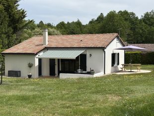 Achterzijde van het huis <br>De achterzijde van het huis, met 2 terrassen en ruime grote tuin. De tuin grenst aan een groot open veld wat voor veel pricavy zorgt.