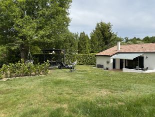 Achterzijde van het huis met veel pricavy