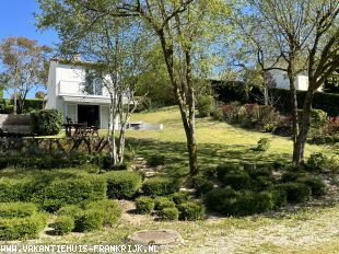 Vakantiehuis: Fijn vakantiehuisje te huur op Village Le Chat, met een ruime tuin en prachtig uitzicht over het meer. te huur in Charente (Frankrijk)