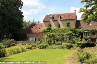 Vakantiehuis: Prachtige oude watermolen met eigen meertje te huur te huur in Saone et Loire (Frankrijk)