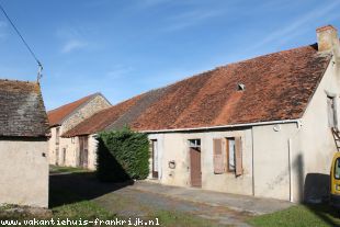 Huis in Frankrijk te koop: Archignat – Woonboerderijtje in een klein woonwijkje met schuren. **NIEUW** 