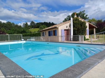 Volledig uitgeruste woning op privé perceel (2500 m2) met groot zwembad, geschikt voor max. 8 personen. Zie ook lepetitcoindeparadis.nl