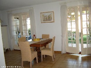 (Vakantie) woning: Leuk Vakantiehuisje aan zee, met 4 slaapplaatsen bij Cannes,plaatsje Golfe Juan,met super mooie zandstranden,en centrum,en bushalte op loopafstand te huur in Alpes Maritimes (Frankrijk).