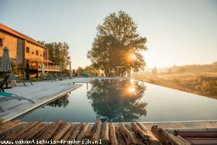 Huis voor grote groepen in Frankrijk te huur: Moderne groep accommodatie voor 25 personen op landgoed met infinity zwembad, jacuzzi, speeltuin, riviertje, bos, trampoline, 1 min lopen naar dorpje 