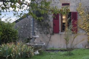 Maison Laura achter 