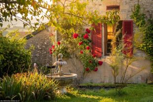 Maison Laura achter