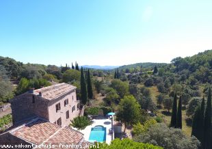 Huis voor grote groepen in Provence Alpes Cote d'Azur Frankrijk te huur: Villa La Lombarde is een prachtige authentieke charmewoning die de mogelijkheid geeft aan 16 personen om er te verblijven. 