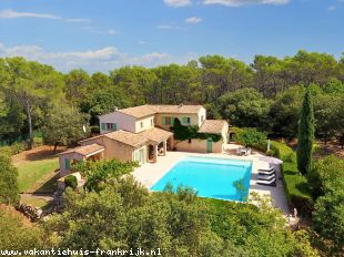 Vakantiehuis: Villa Au Grand Bleu is een prachtige authentieke villa, gelegen in het natuurgebied rondom Lorgues. te huur in Var (Frankrijk)