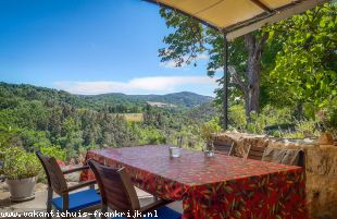 Vakantiehuis: Vrij gelegen, authentiek vakantiehuis in de natuur met panoramisch uitzicht, op loopafstand van zwemmeer en dorp met alle voorzieningen te huur in Ardeche (Frankrijk)