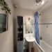 Badkamer met bad en douche