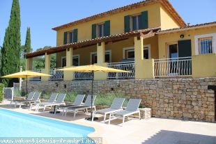 vakantiehuis in Frankrijk te huur: Villa Maris kan een gezelschap tot 8 personen ontvangen in een perfect afgewerkt interieur en eveneens exterieur met overdekt terras. 