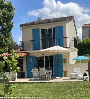 Te huur: gezellig & verzorgd vakantiehuis Le Chat  met WiFi, NL-seTV aan een (vis-) meer, met parkfaciliteiten en vlakbij golfbaan