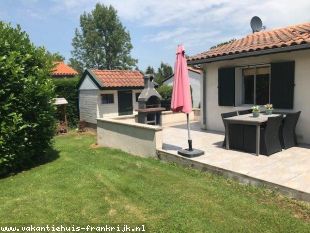 vakantiehuis in Frankrijk te huur: Comfortabele vakantiewoning voor 4 personen, terras grenzend aan ruime beschutte tuin met volledige privacy. Zwembad, tennis- en golfbaan. 