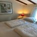 Ouder slaapkamer <br>Luxe hotel boxsprings met matrassen en topper. Eenpersoons dekbedden en kussens zijn stadaard. Linnengoed op verzoek.