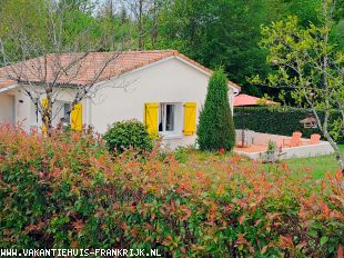 Vakantiehuis: vrijstaand vakantiehuis met ruim 800m2 tuin op vakantiepark Le Chat te huur in Charente (Frankrijk)