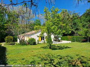 Vakantiehuis: vrijstaand vakantiehuis met ruim 800m2 tuin op vakantiepark Le Chat te huur in Charente (Frankrijk)