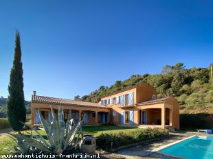 Villa in Frankrijk te huur: Tréville is een mooi ruim vrijstaand huis met een grote tuin (5000 m2) en een privé zwembad van 32m2. Prachtig uitzichten! Het hele huis heeft airco. 