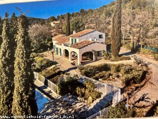 Villa in Frankrijk te huur: Mooie Provençaalse villa, 6-8 p., riant uitzicht, alle comfort, privé en omheind zwembad, groot terrein gedeelte volledig omheind, huisdier toegestaan 