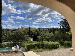 Zicht op Flayosc vanuit arcade