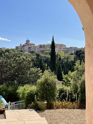 Gezicht op Flayosc vanuit arcade