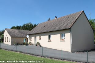 Vakantiehuis: Cerilly-  Gerenoveerd woonhuis met  appartementje op +/- 4000 m2 grond. te koop in Allier (Frankrijk)