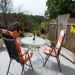 genieten op het terras met een mooi uitzicht <br>Twee eettafels, stoelen met kussens en een parasol.