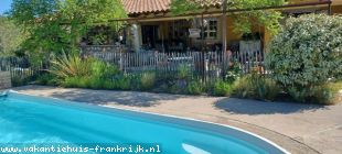 Vakantiehuis: Sfeervol huis op natuurlijk terrein met privé zwembad in hartje Provence voor 6 personen