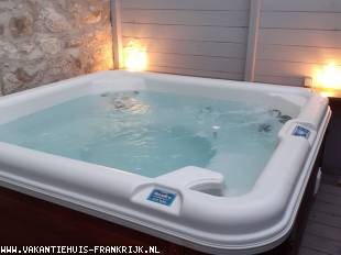 Vakantiehuis: Gite Pure,een oase van rust,volledig omheind terras,met jacuzzi en prachtig uitzicht te huur in Nievre (Frankrijk)