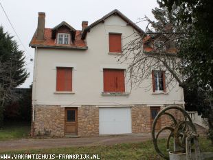 Huis in Frankrijk te koop: Cosne D’Allier – Statig huis op +/- 4000 m2 grond, vrij uitzicht . 