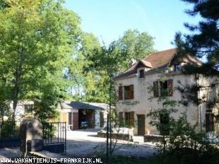 vakantiehuis in Frankrijk te huur: Authentiek huis 130 jaar oud. Veel privacy en rustieke open haard. Rondom huis terrassen, hierdoor kunt u zowel genieten van zon als schaduw. 