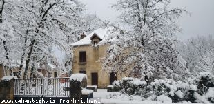 Authentiek huis 130 jaar oud. Veel privacy en rustieke open haard. Rondom huis terrassen, hierdoor kunt u zowel genieten van zon als schaduw.