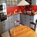 Keuken <br>Grote woonkeuken met oven, magnetron, inductiekookplaat, wasmachine en uitgebreide inventaris.