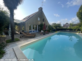Fijn familiehuis met verwarmd zwembad in rustig, landelijk dorpje aan zee. Op 2 minuten lopen van het strand, in de baai van de Mont Saint Michel.