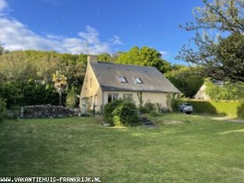 Fijn familiehuis met verwarmd zwembad in rustig, landelijk dorpje aan zee. Op 2 minuten lopen van het strand, in de baai van de Mont Saint Michel.