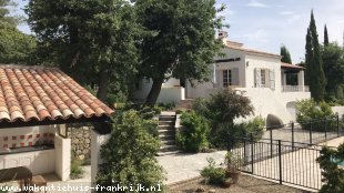 Villa in Frankrijk te huur: Luxe villa met privé zwembad in LORGUES. Het huis is geschikt voor 6-8 personen en heeft een omheind zwembad 
