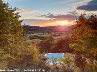 vakantiehuis in Frankrijk te huur: Familiehuis Maison Mollans met prachtig uitzicht en eigen zwembad 